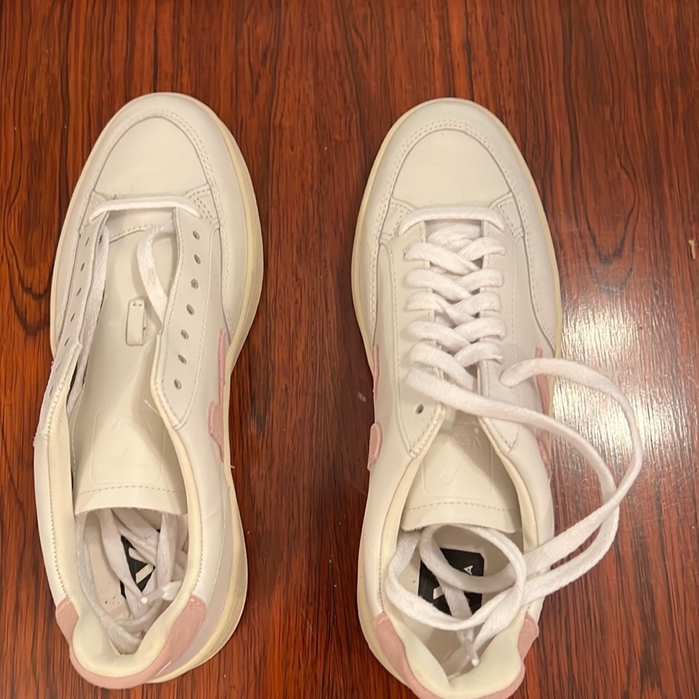 Never worn Veja white and pale pink sneakers. Size 39.